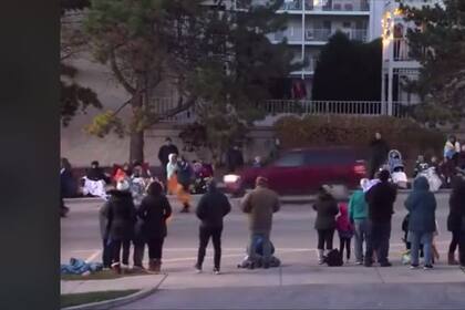 El momento en que el vehículo se dirigía a toda velocidad sobre una multitud en Waukesha