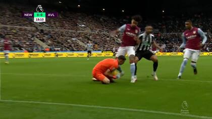 El momento en que Emiliano Martínez recibe un duro rodillazo en la cabeza por parte de su compañero Tyrone Mings