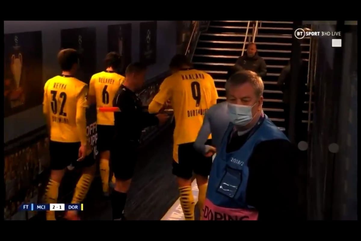 El momento en que Erling Haaland le firma un autógrafo al árbitro