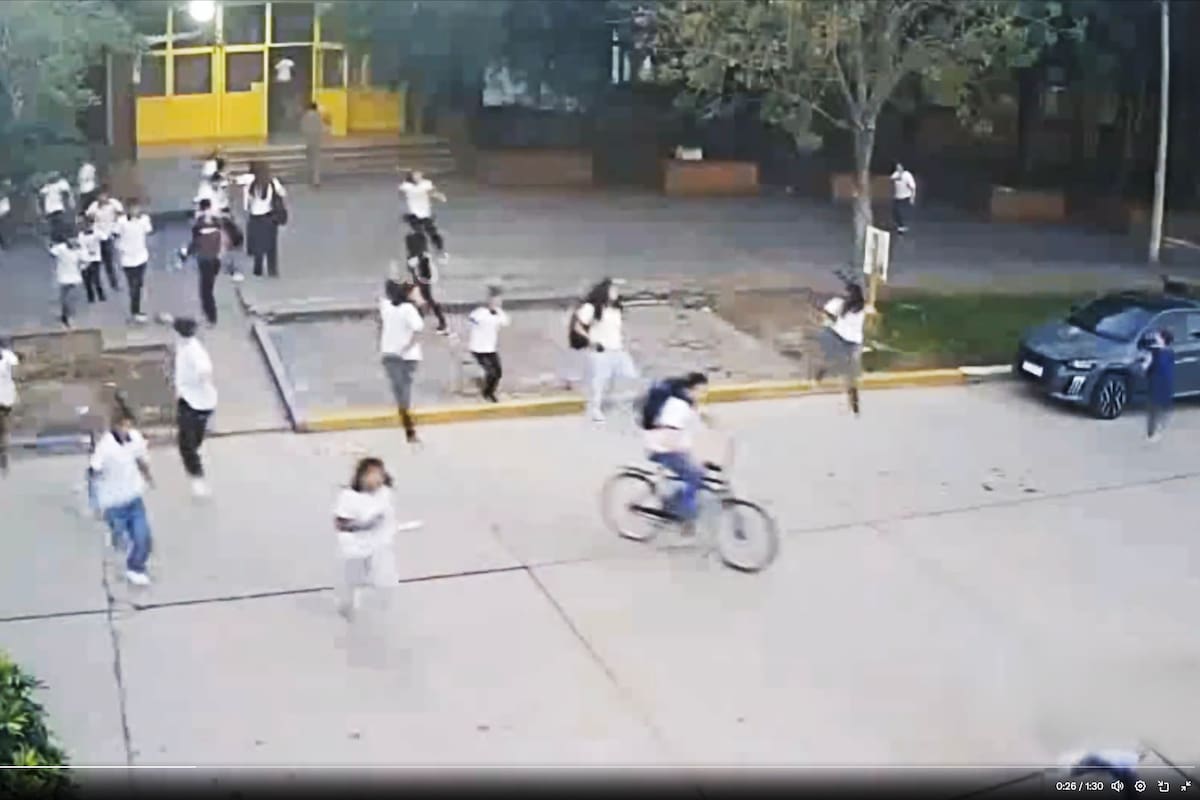 El momento en que estudiantes huyen frente a la balacera en la Escuela N° 40, en San Cristóbal