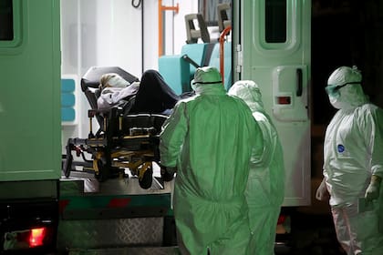 El momento en que evacúan a los ancianos del geriátrico de Belgrano