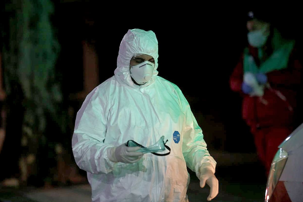 El momento en que evacúan a los ancianos del geriátrico de Belgrano