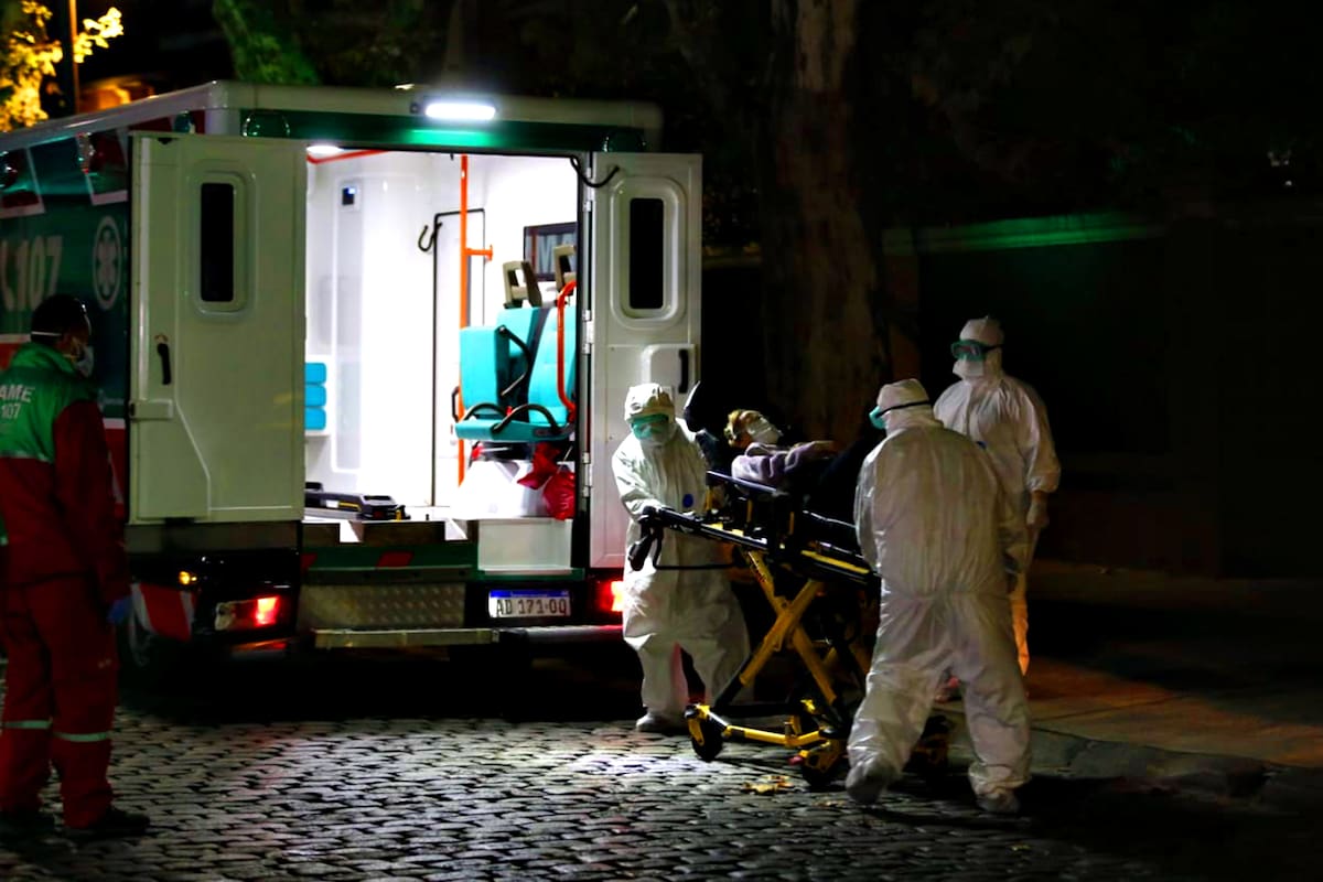 El momento en que evacúan a los ancianos del geriátrico de Belgrano