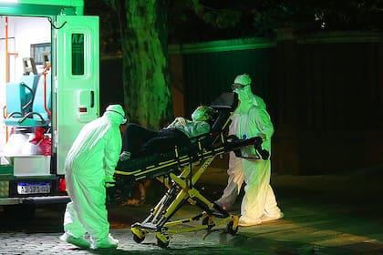 El momento en que evacúan a los ancianos del geriátrico de Belgrano