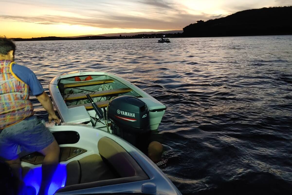 El momento en que fue encontrada, en medio del lago de Embalse, la lancha a la deriva de Maximiliano Giúdice