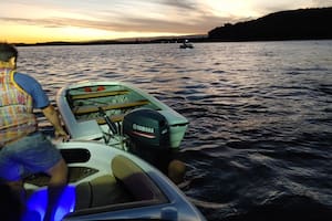 El momento en que fue encontrada, en medio del lago de Embalse, la lancha a la deriva de Maximiliano Giúdice