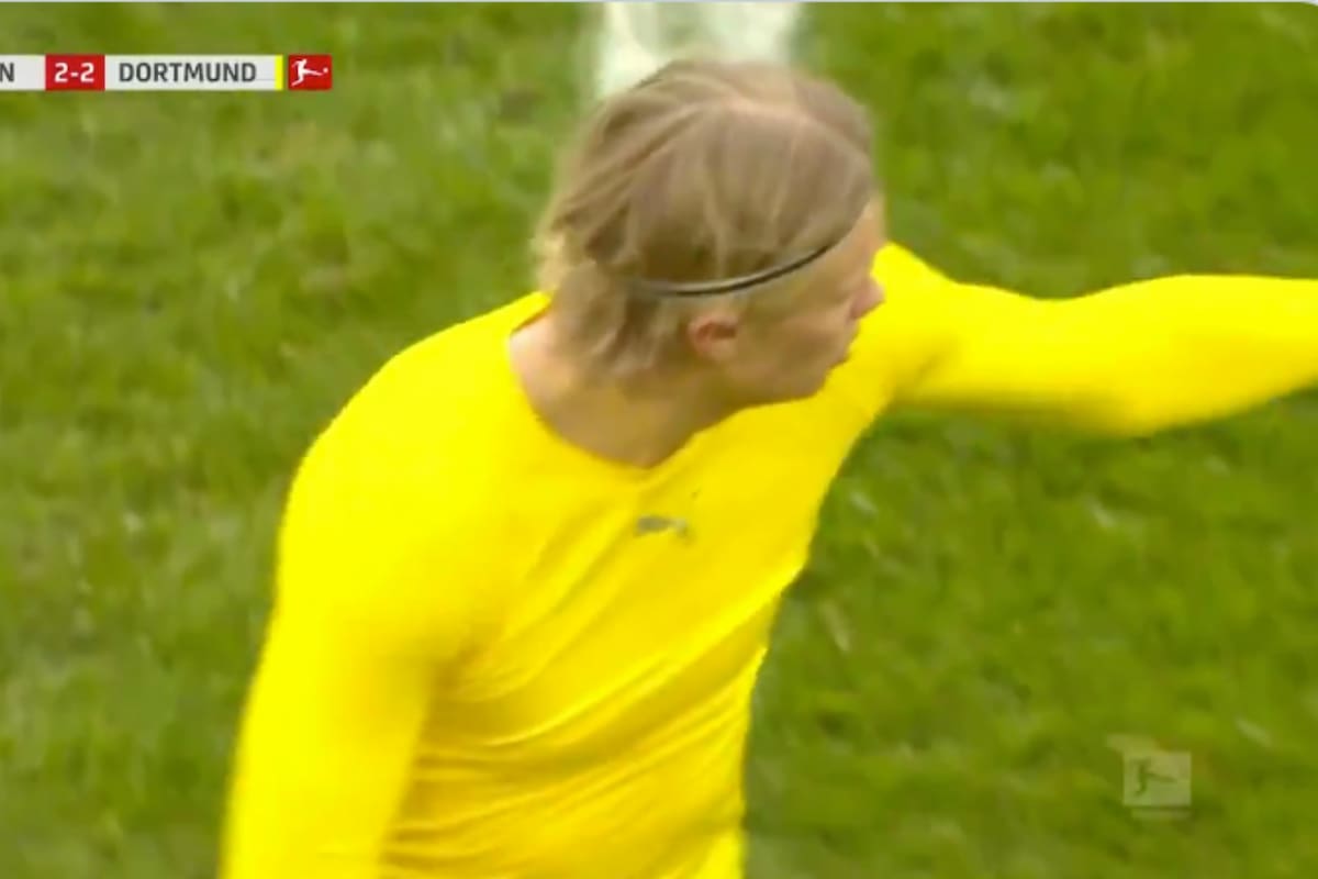 El momento en que Haaland le lanza su camiseta al rival. Crédito: Captura