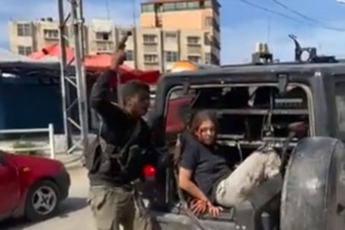 El momento en que Hamas muestra a una mujer secuestrada