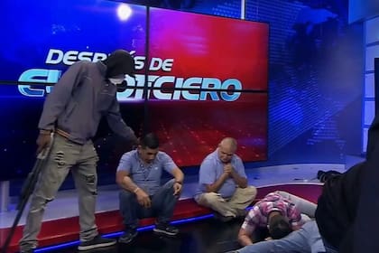 El momento en que hombres a cara tapada irrumpieron armados en un canal de TV de Ecuador amenazando a todo el personal