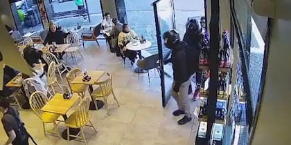 El momento en que ingresan los dos motochorros