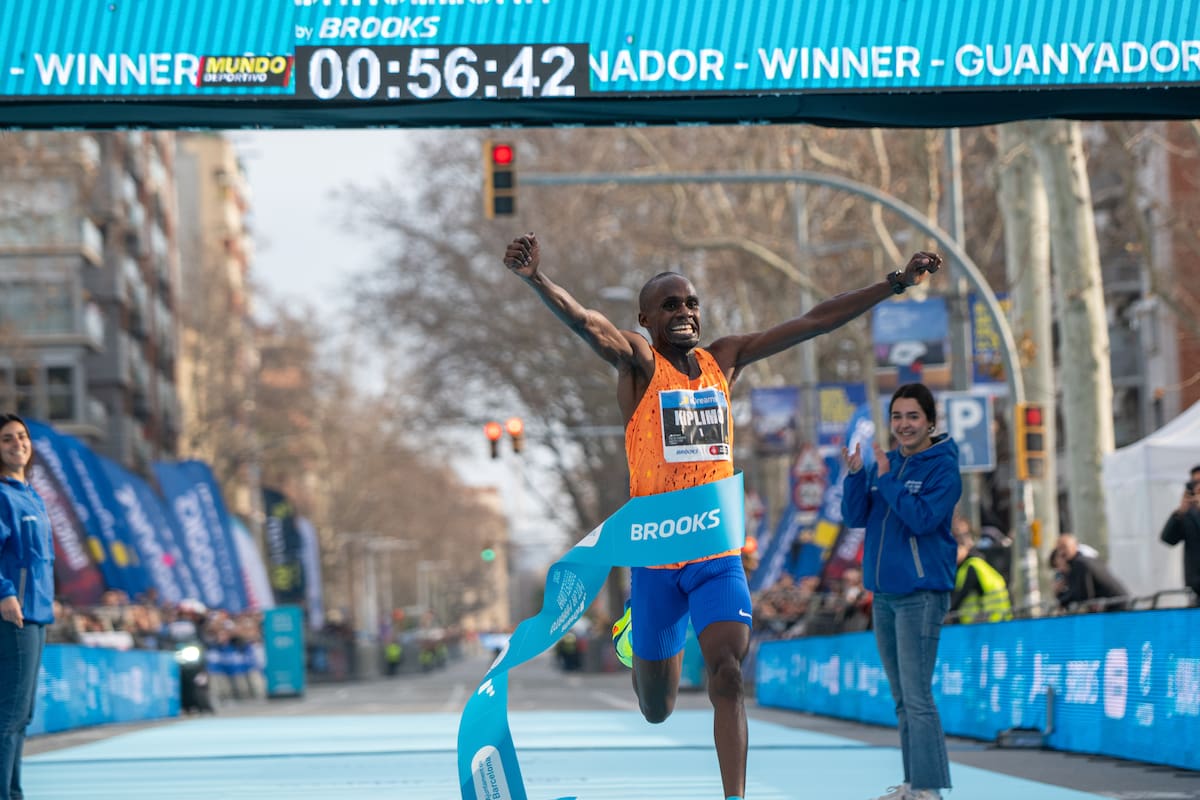 El momento en que Jacob Kiplimo se impone en los 21 kilómetros de Barcelona