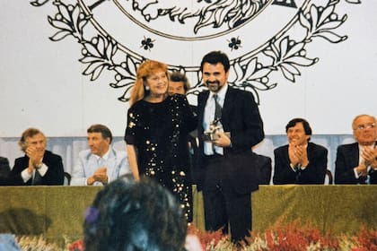 El momento en que Jeanne Moreau le entrega a Sorín el premio del Festival de Venecia por La película del rey