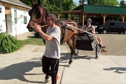 El momento en que Jokic recibe el premio MVP, en su Sombor natal, en Serbia