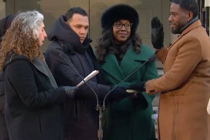 El momento en que José Pérez sostiene la Biblia mientras Jumaane Williams asumía su cargo como defensor público de Nueva York