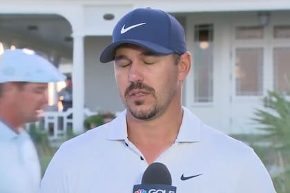 El momento en que Koepka se fastidia con DeChambeau durante la entrevista de Golf Channel, durante el PGA Championship