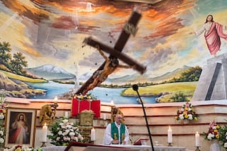 Un sacerdote murió en misa en Ecuador luego de que se le cayera una cruz de madera en la cabeza