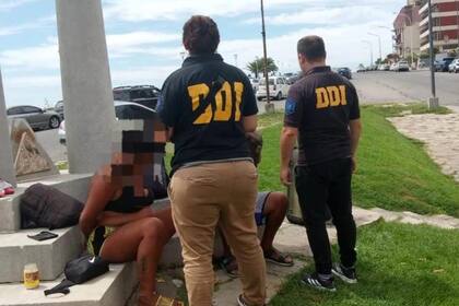 El momento en que la DDI de Mar del Plata detuvo a la pareja de cuidacoches que era buscada desde octubre por burlar la prisión domiciliaria. (La Capital)