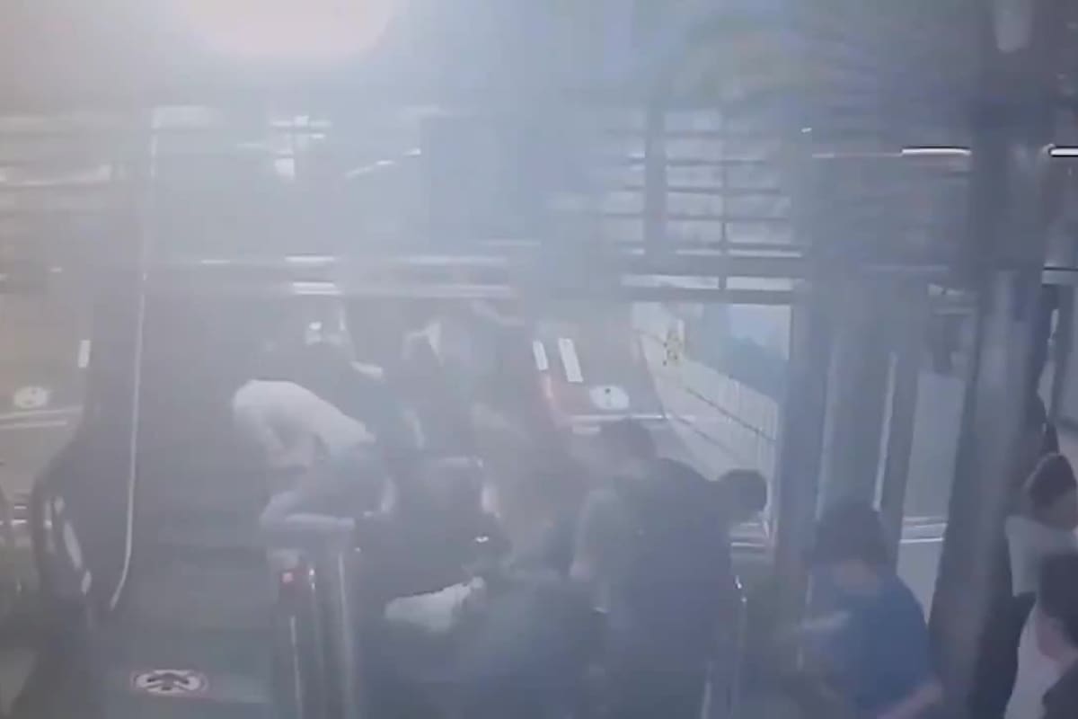 El momento en que la escalera mecánica cambia su sentido en Corea del Sur