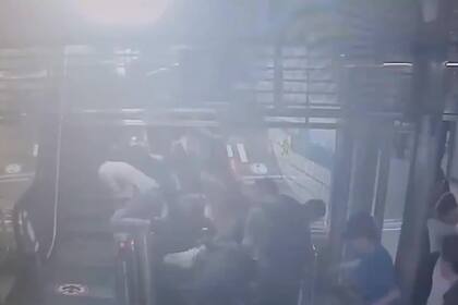 El momento en que la escalera mecánica cambia su sentido en Corea del Sur