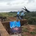 Una enfermera afirmó que la joven arrojada de un puente en Brasil estaba viva tras la caída