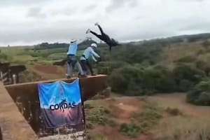 Una enfermera afirmó que la joven arrojada de un puente en Brasil estaba viva tras la caída