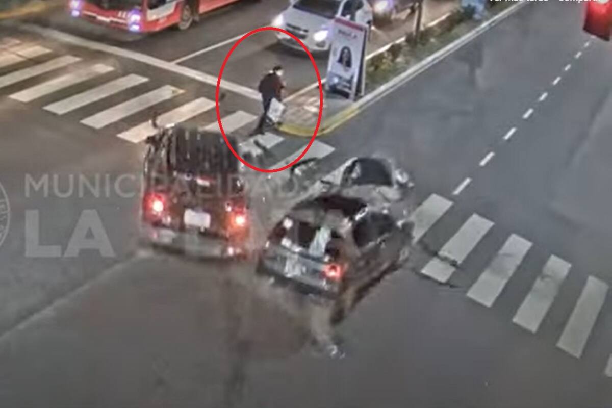 El momento en que la joven queda en medio de los dos autos