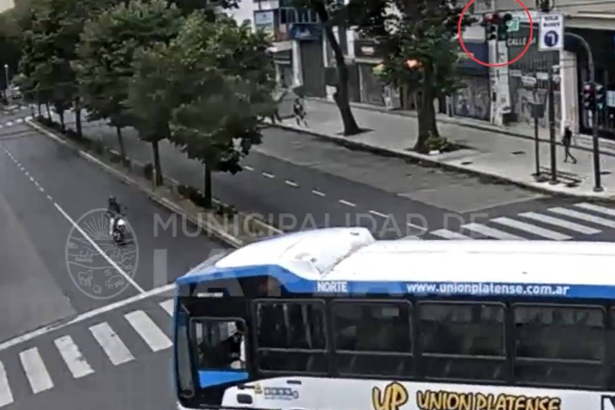 El momento en que la moto choca contra un colectivo.