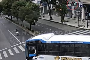 El momento en que la moto choca contra un colectivo.