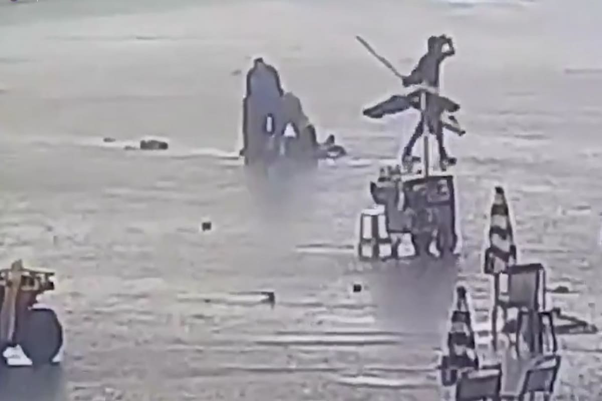 El momento en que la mujer es asistida luego de ser alcanzada por un rayo.