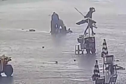 El momento en que la mujer es asistida luego de ser alcanzada por un rayo.