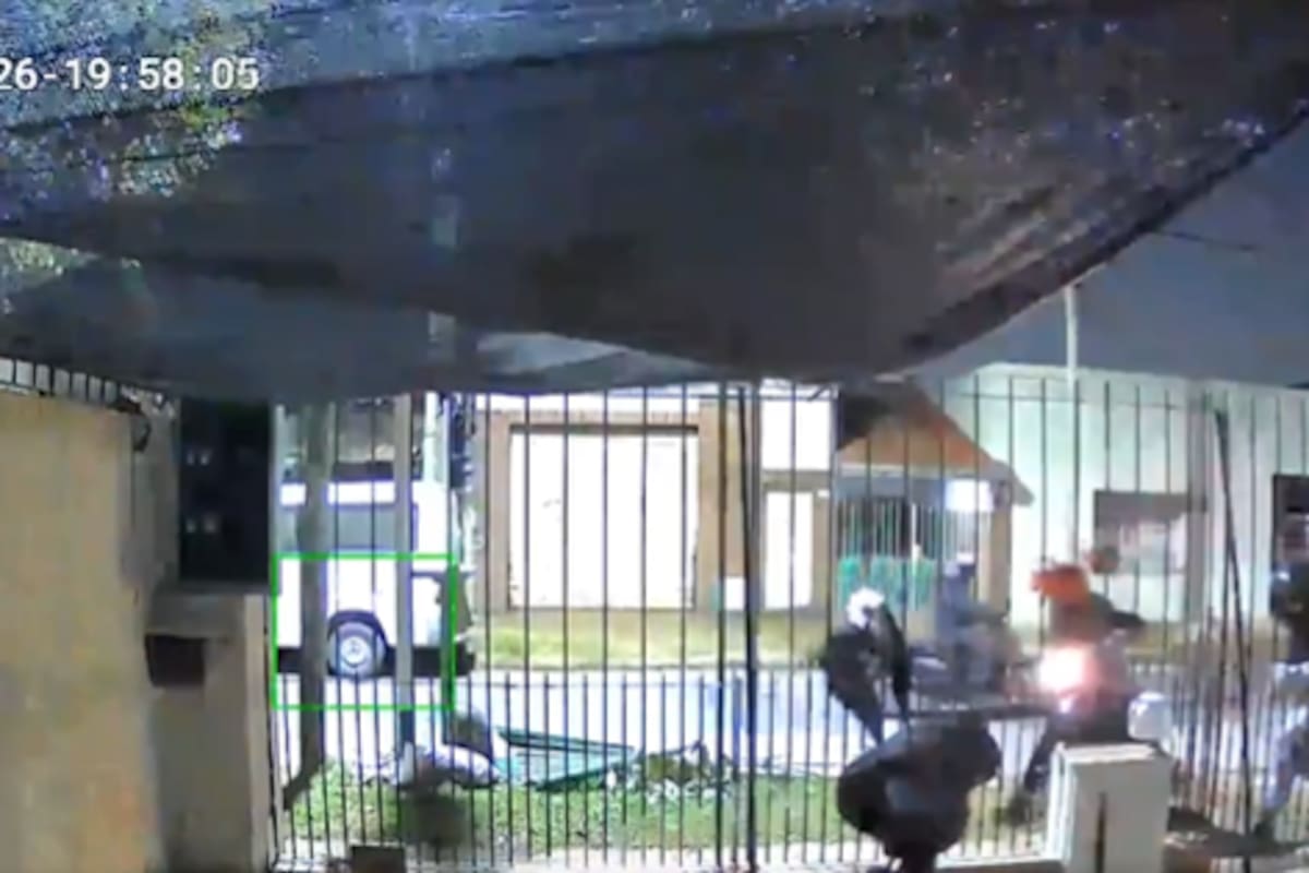 El momento en que la mujer es interceptada por los motochorros