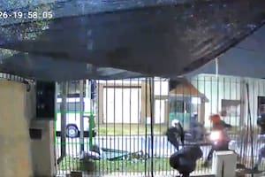Dos motochorros atacaron y golpearon a una mujer delante de su hijo para robarle la moto