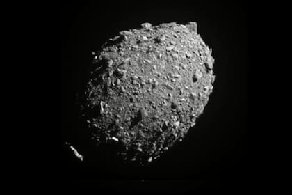 El momento en que la nave espacial de la NASA choca contra el inmenso asteroide para desviar su rumbo