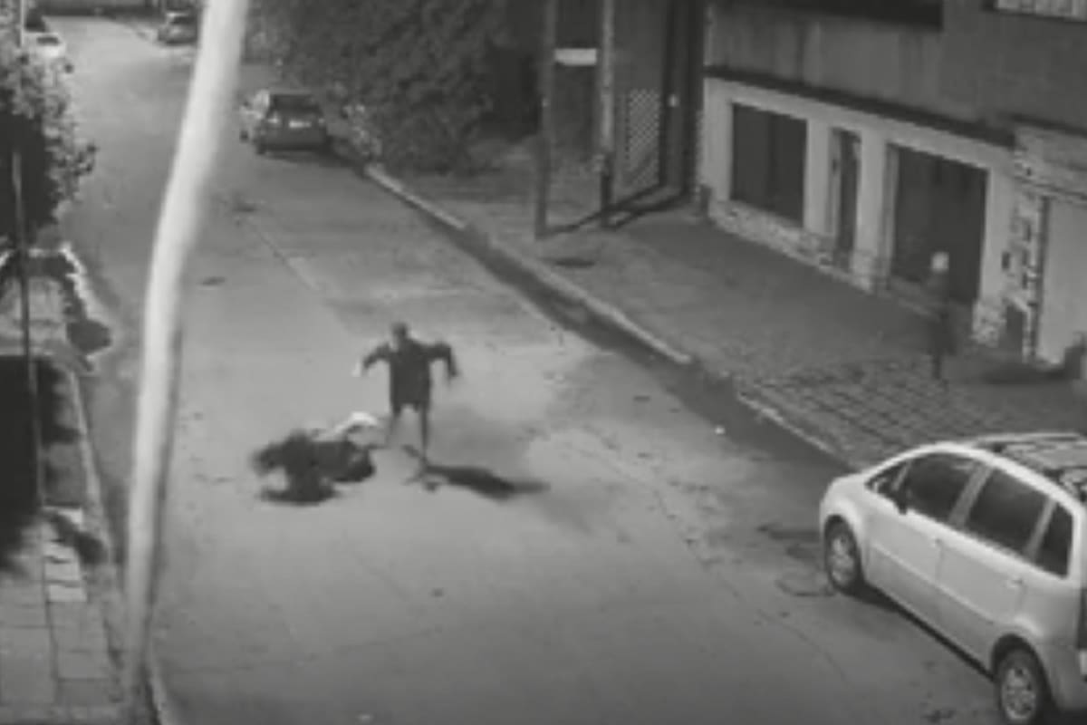 El momento en que la oficial de la Policía de la Ciudad es herida por uno de los delincuentes que la asaltó en Bernal