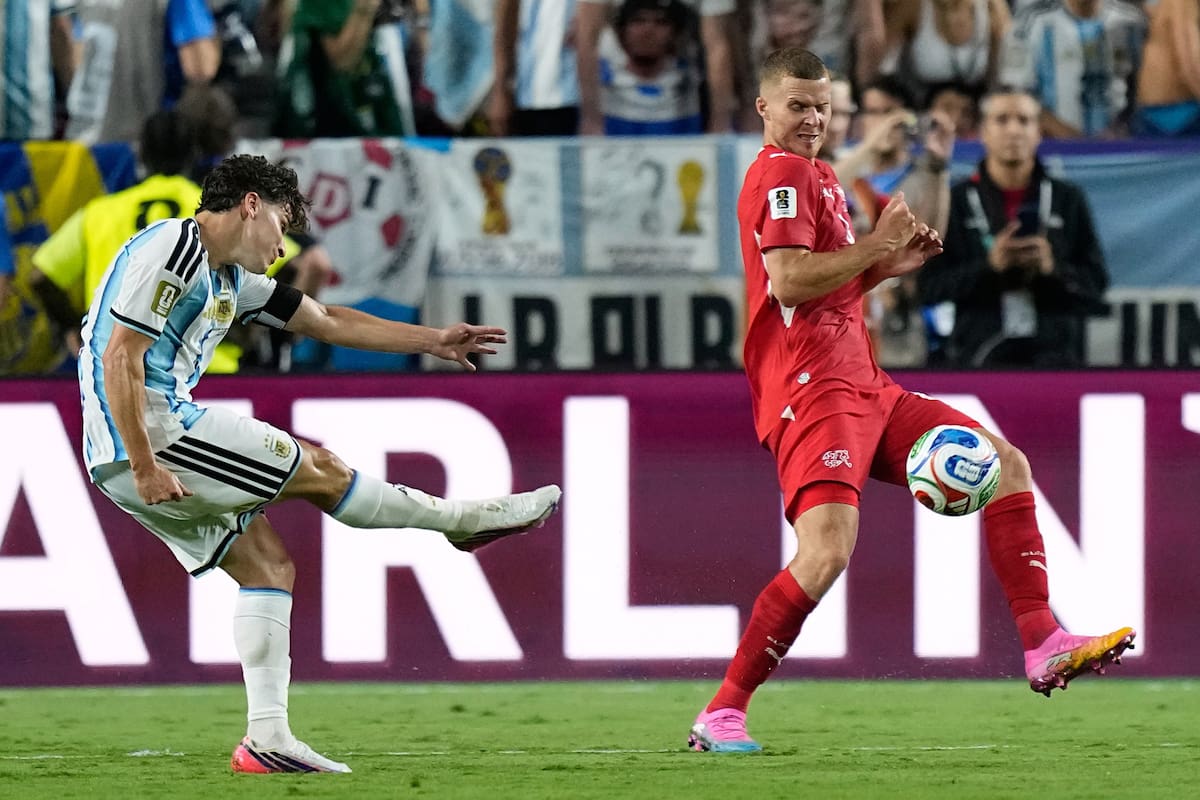 El momento en que la pelota parte de la pierna derecha de Julián Álvarez: segundos después, ingresará en el arco suizo y será el 2-1 de Argentina