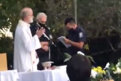 El momento en que la policía bonaerense interrumpe la ceremonia religiosa