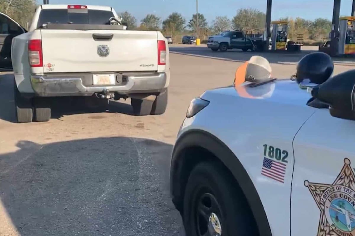 El momento en que la policía detuvo a una de las camionetas