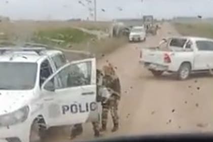 El momento en que la policía se acerca para hacer la multa