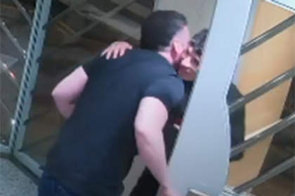 El momento en que la víctima, sin saberlo, le abrió la puerta del edificio a su victimario