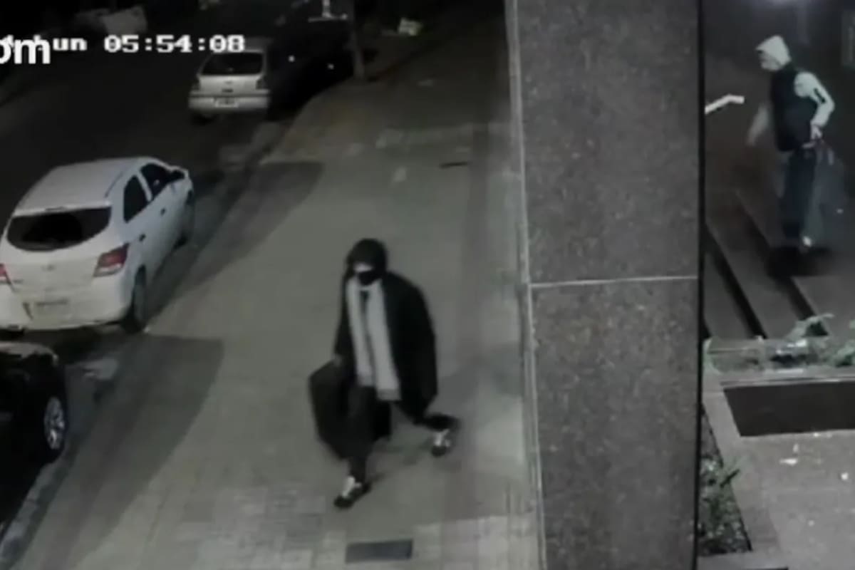 El momento en que la viuda negra que drogó al chef de La Plata y le desvalijó la casa huyó