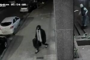 El momento en que la viuda negra que drogó al chef de La Plata y le desvalijó la casa huyó