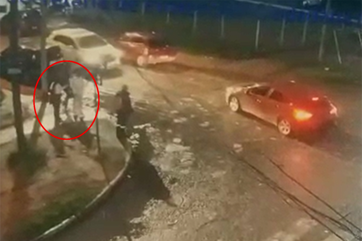 El momento en que las chicas se suben a una camioneta blanca en La Matanza quedó registrado por cámaras de seguridad de lugar