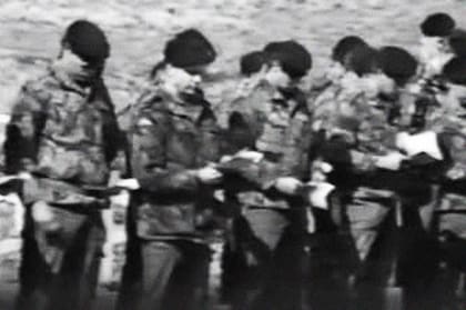 El momento en que las tropas inglesas inhuman los restos de los soldados argentinos en Darwin, en febrero de 1983