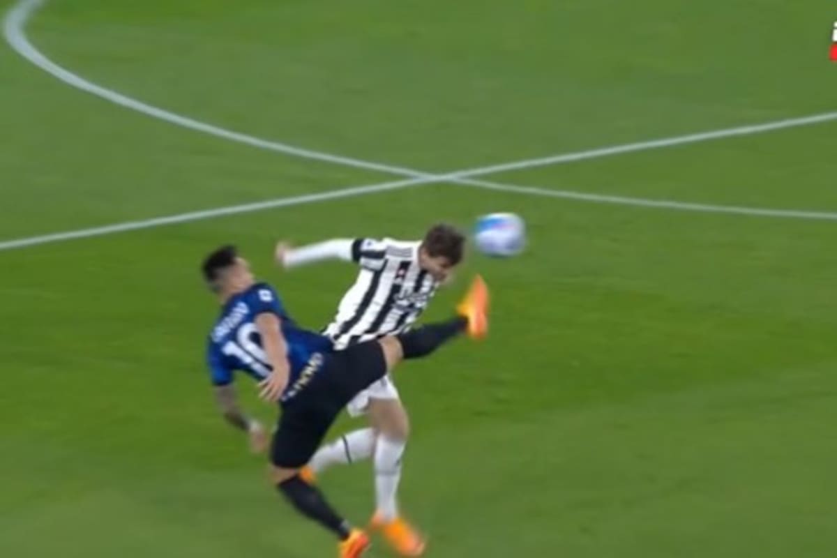 El momento en que Lautaro Martínez busca la pelota pero impacta en la cabeza de Manuel Locatelli