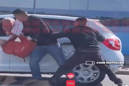 El momento en que le roban la mochila con el dinero a la víctima