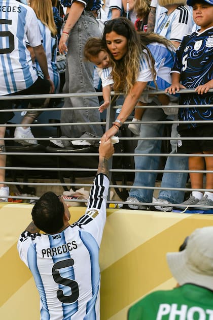 El momento en que Leandro Paredes se acerca al palco a saludar a Camila, Lautaro y Giovanni