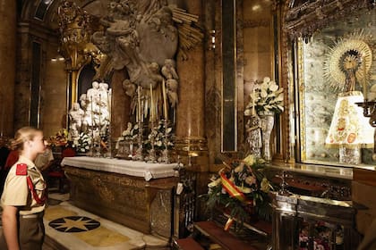 El momento en que Leonor se detiene -sin la boina, en señal de respeto- ante la imagen de la Virgen del Pilar, y luego la saluda agachando la cabeza.
