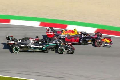 Vista aérea de la colisión entre el Mercedes de Hamilton y el Aston Martin de Albon.