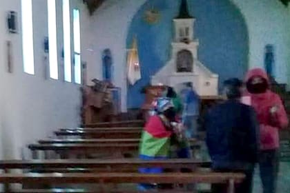 El momento en que los agresores ingresaron a la iglesia. Según los trascendidos se trató de 12 personas (Gentileza Limite 42)