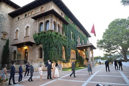 El momento en que los cuatrocientos invitados van llegando al Palacio Marivent.